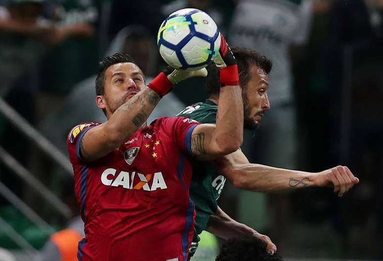 O goleiro Fábio, do Cruzeiro, disputa bola com o palmeirense Edu Dracena