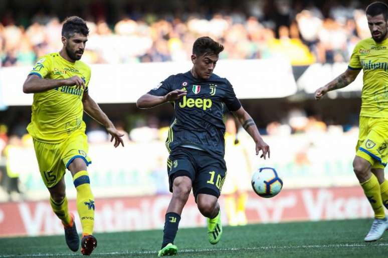 Dybala tem ficado na reserva na Juventus e na Argentina (Foto: Isabella Bonotto/AFP)
