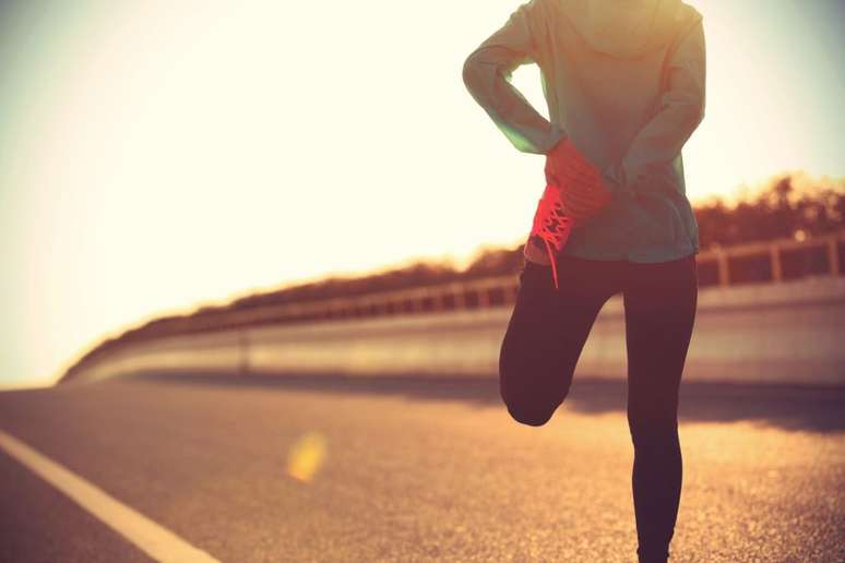 Quais os tipos de alongamentos ideais para quem corre e para quem faz treinamento de força?Para quem corre: deve priorizar os alongamentos dos membros inferiores, dos glúteos até os pés. Mas como o corpo todo trabalha em conjunto deve também alongar  os outros grupos musculares, principalmente da coluna.Para quem treina força: deve alongar todos os grupos musculares, mas não imediatamente após o treino. O melhor seria em outro momento 