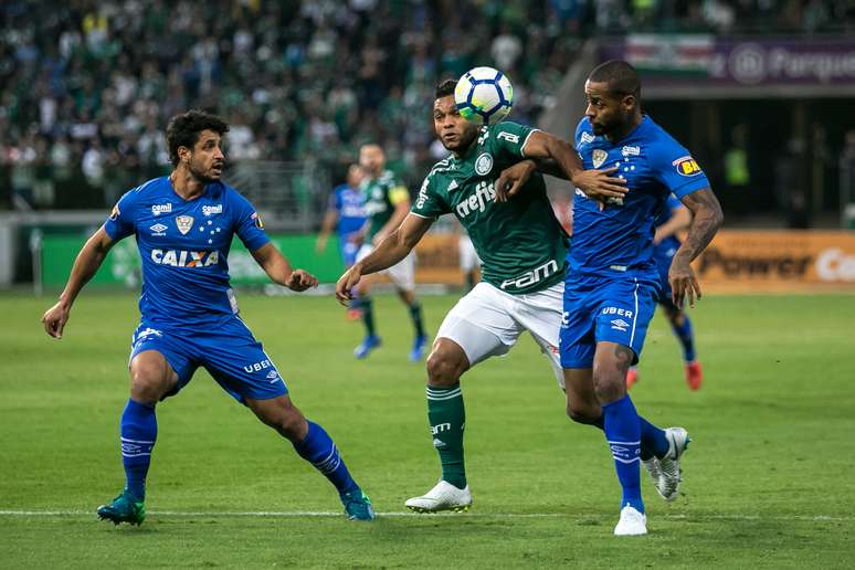 Dedé disputa a bola com Borja em Palmeiras 0 x 1 Cruzeiro