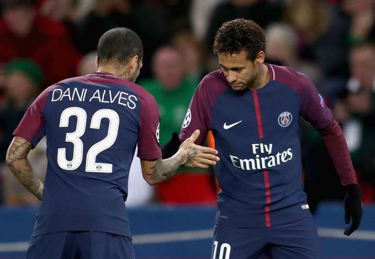 Daniel Alves afirmou que acredita que Neymar está mais 'consciente e experiente'