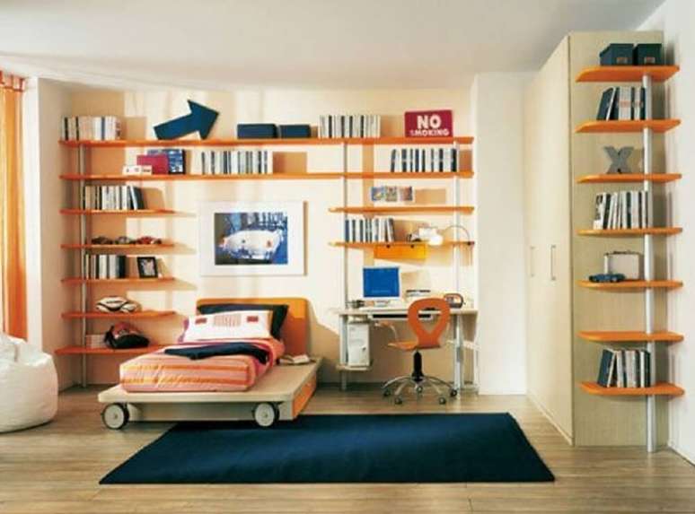 24. Quanto mais prateleiras tiver em seu quarto, mais op&ccedil;&otilde;es de organiza&ccedil;&atilde;o voc&ecirc; ganha.