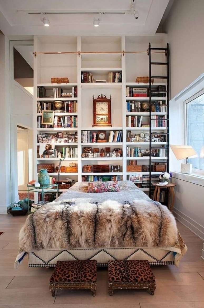 21. A cabeceira de cama pode ganhar uma nova personalidade com a prateleira de livros para quarto.