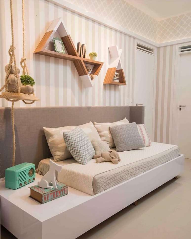 13. Prateleiras com formas diferentes garantem um toque especial na decora&ccedil;&atilde;o do quarto
