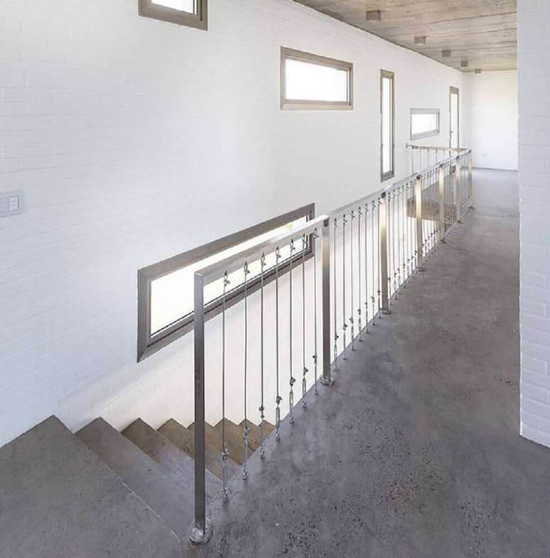 34. Ambiente estilo industrial com escada de concreto e guarda-corpo de alumínio com fios de aço – Foto: Oficina Conceito Arquitetura