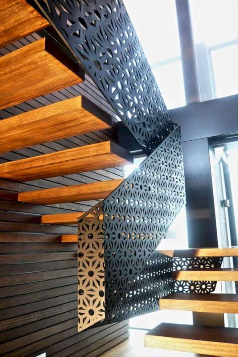 36. Escada de madeira com modelo diferente de guarda-corpo de alumínio com design arrojado – Foto: Futurist Architecture