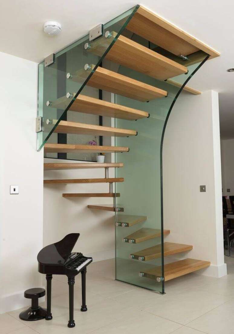 44. Modelo diferente de guarda-corpo de vidro para escada de madeira – Foto: Pinterest