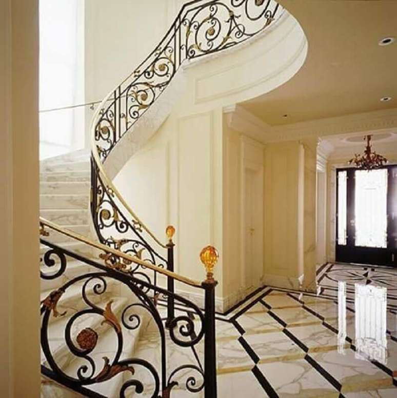 45. Ambiente com decoração clássica, escada de mármore e guarda-corpo de ferro – Foto: Oscar Mikail