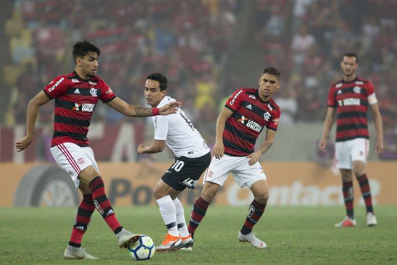Paquet&aacute; domina a bola e &eacute; marcado por Jadson