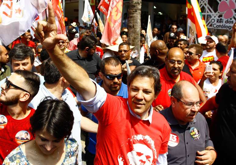 O candidato à presidência da República pelo PT, Fernando Haddad e a candidata à vice-presidente, Manuela D&#039;Ávila (PCdoB), fazem campanha, na manhã desta quinta-feira (13), na rua Antônio Agú, em Osasco na Grande São Paulo.