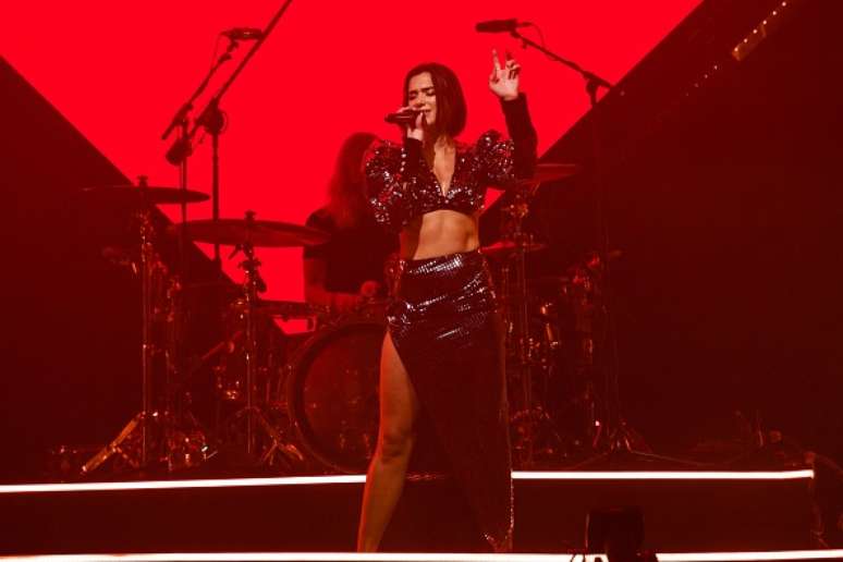 Dua Lipa durante show em Amsterdã