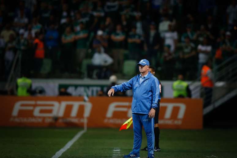 O técnico do Palmeiras, Luiz Felipe Scolari, à beira do campo contra o Cruzeiro no primeiro jogo