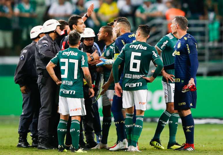 Jogadores do Palmeiras cercam árbitro no fim do jogo, reclamando