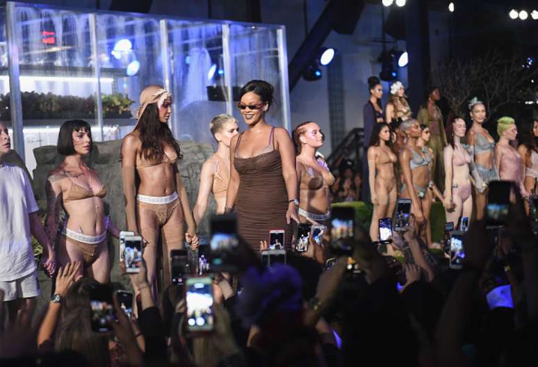 Rihanna entre as modelos no desfile de sua coleção de lingerie 
