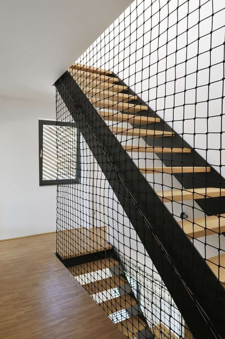 71. Escada de madeira com guarda corpo feito de rede – Foto: Archilovers