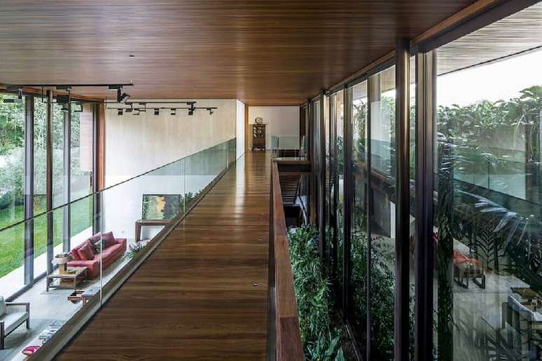 79. Passarela de madeira com guarda-corpo de vidro – Foto: Jacobsen Arquitetura