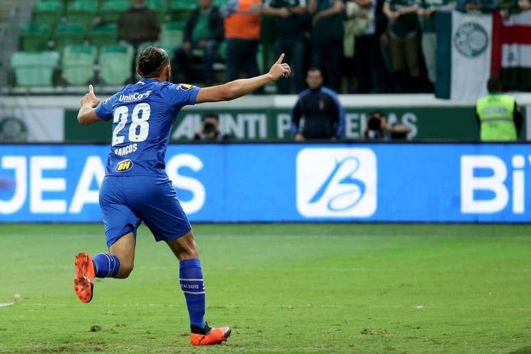 Barcos comemora o gol marcado pelo Cruzeiro