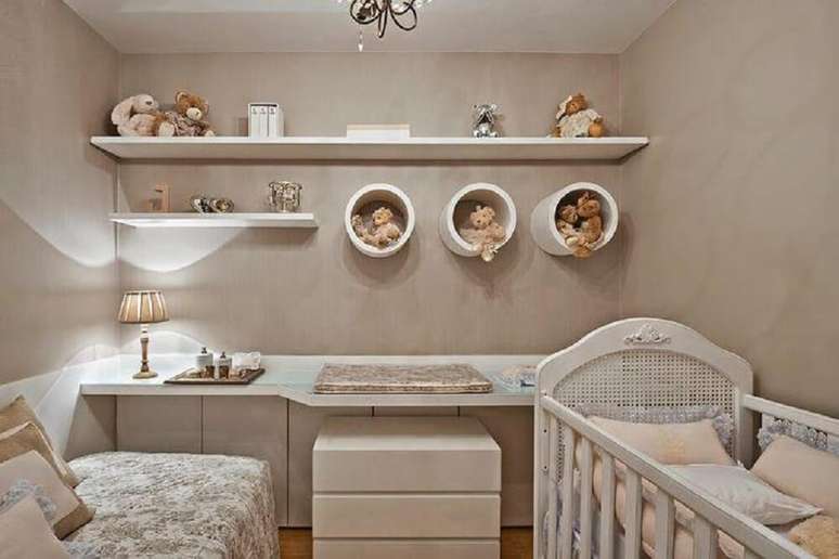 6. Prateleira para quarto de bebê com designer redondo garantiu um ambiente ainda mais delicado.