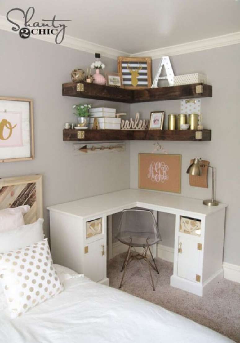 37. Prateleiras s&atilde;o &oacute;timas op&ccedil;&otilde;es para colocar nos cantos do quarto.