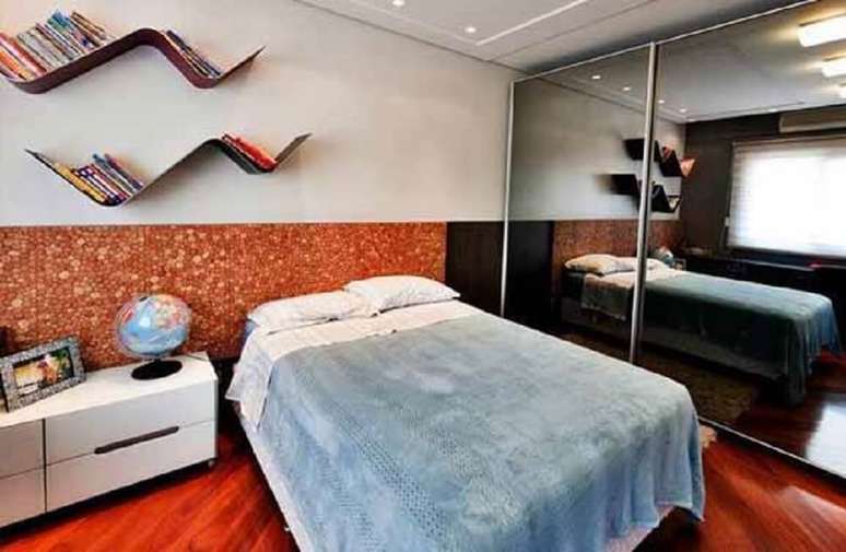 7. Prateleiras para quarto com formas de zigue zague podem incrementar a decora&ccedil;&atilde;o.