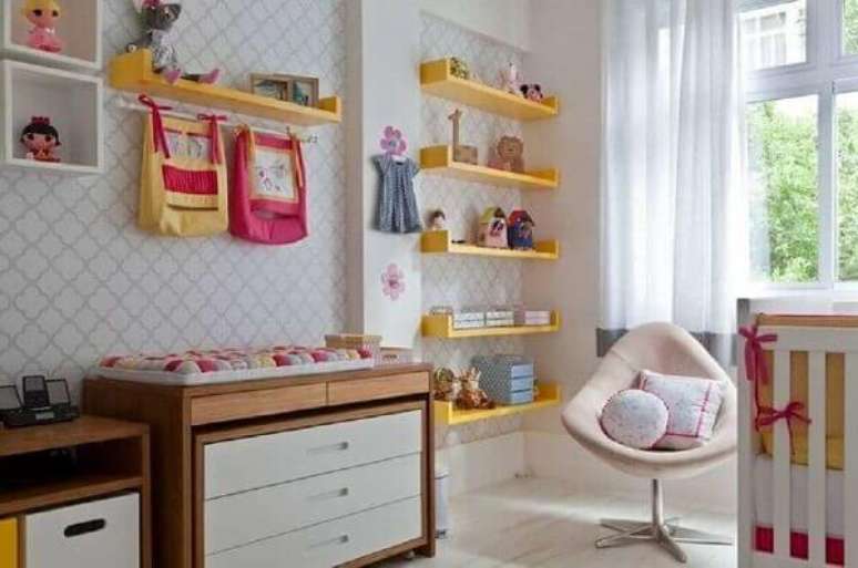 44- Prateleiras para quarto na cor amarela e nichos brancos complementam a decora&ccedil;&atilde;o do ambiente. Fonte: Pinterest