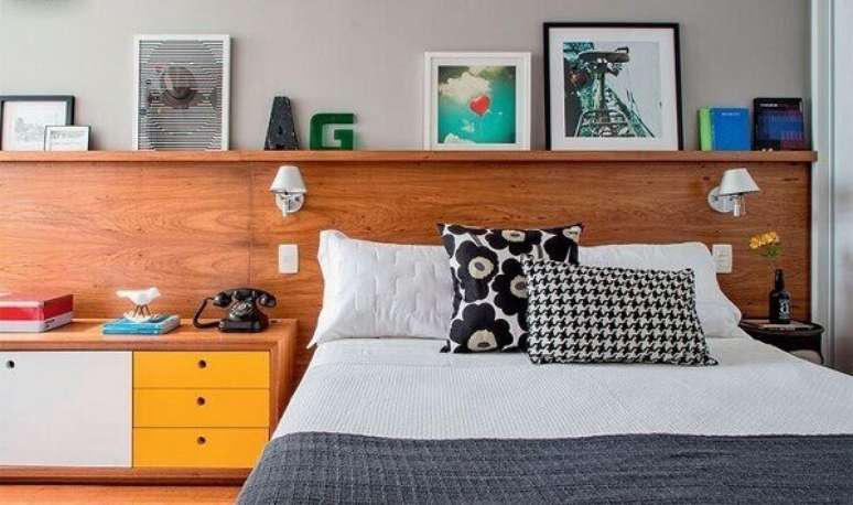 60- Algumas cabeceiras de cama acomodam prateleiras para quarto. Fonte: Pinterest