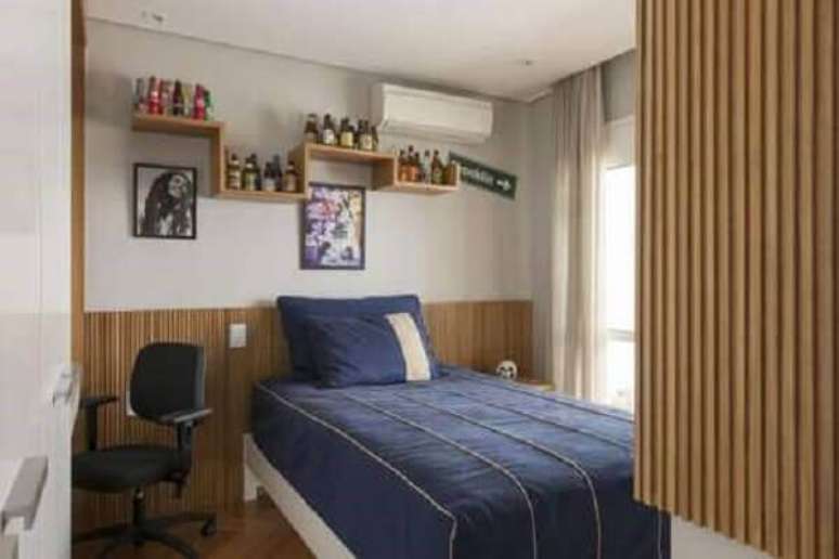 53- Prateleiras para quarto em madeira acompanham o estilo da decora&ccedil;&atilde;o do ambiente.