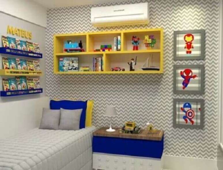 56- Prateleiras para quarto infantil na cor amarela decoram o c&ocirc;modo com estilo e beleza. Fonte: Playgrama
