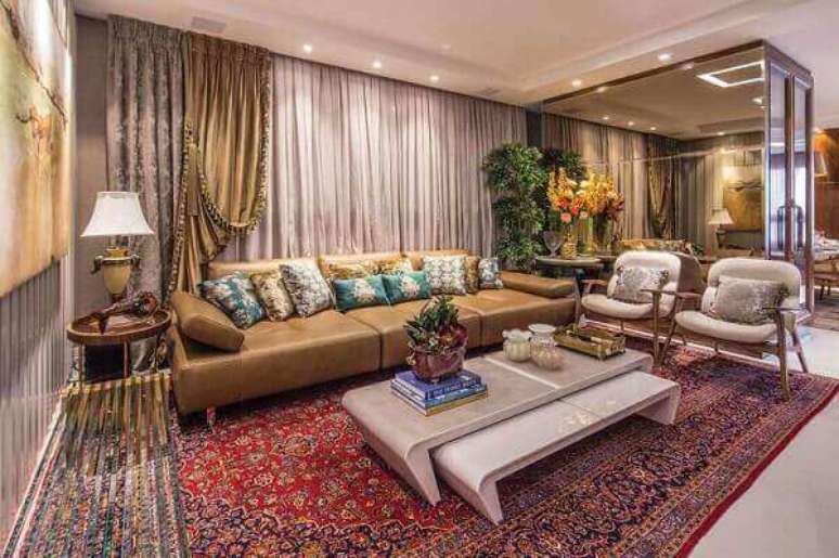 3- O tapete persa decora com requinte a decoração da sala luxuosa. Fonte: Revista Sua Casa