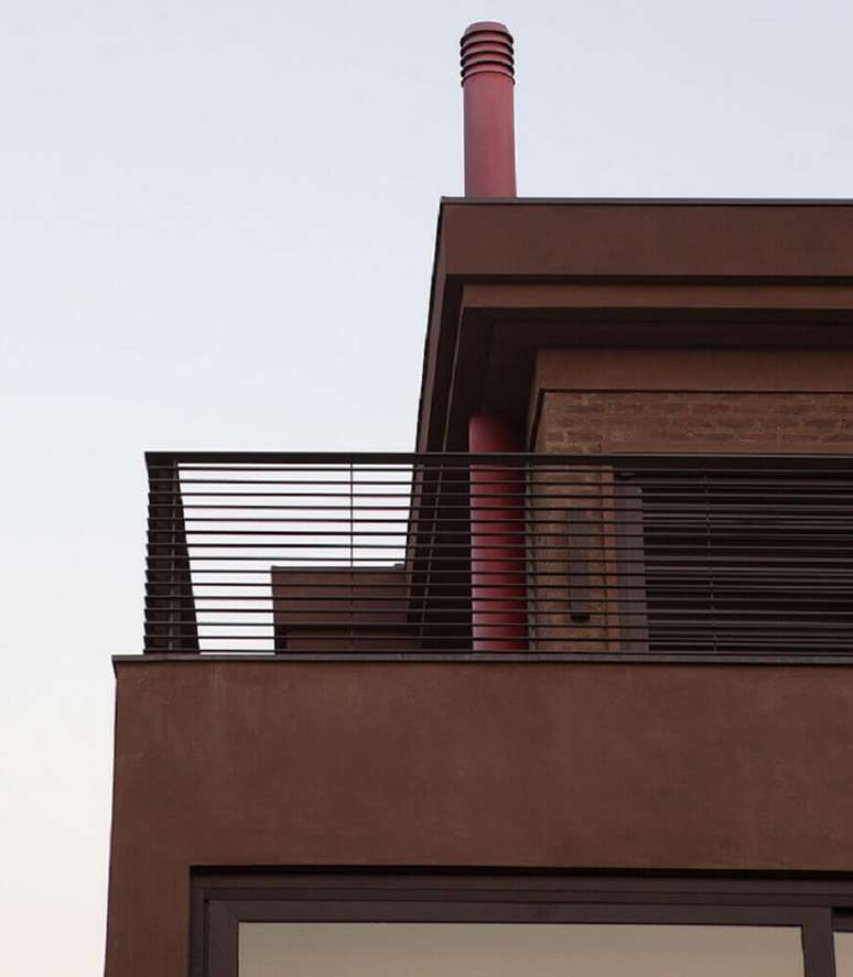 83. Sobrado com varanda e modelo simples de guarda-corpo de ferro – Foto: Clarissa Strauss
