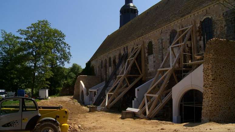 Em Thiron-Gardais, a igreja é mantida em pé por suportes de madeira