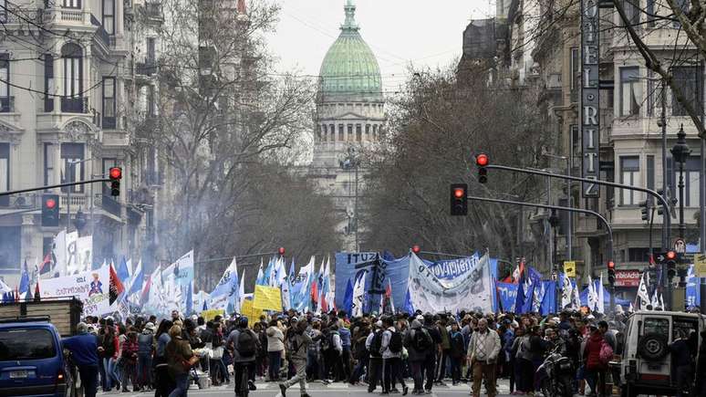 Protesto contra as medidas de austeridade do governo Macri, em 12 de setembro; país vive alguns dos fantasmas da crise de 2001 voltarem a rondar