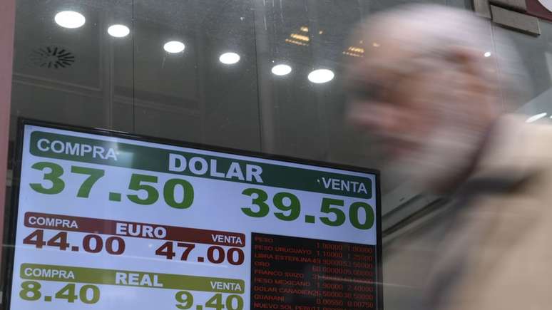 Casa de câmbio na Argentina em 3 de setembro; peso teve a maior desvalorização de todas as moedas globais perante o dólar
