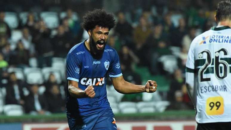 Lucas Costa marcou o gol da vitória do Londrina