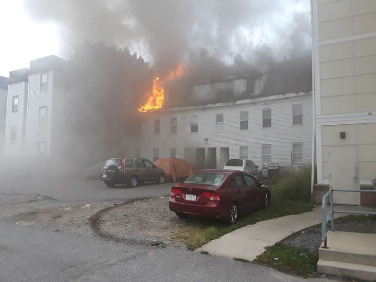 Edifício em chamas em Lawrence, perto de Boston, após explosão de gás 13/09/2018 Boston Sparks/Mídias Sociais/Reuters