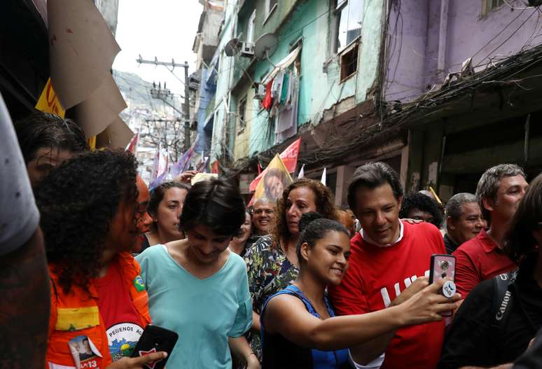 Fernando Haddad durante ato de campanha na Rocinha 14/09/2018 REUTERS/Pilar Olivares