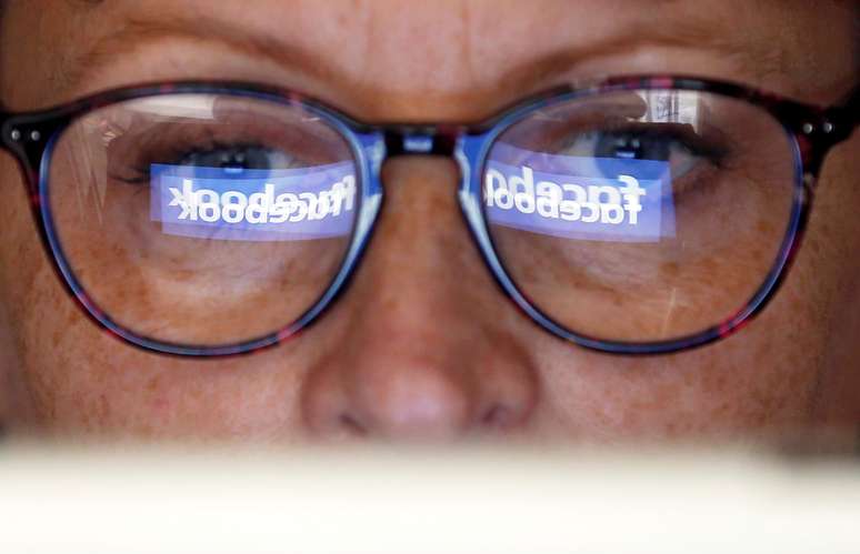 Logotipo do Facebook é refletido nos óculos de uma mulher.03/06/2018  REUTERS/Regis Duvignau