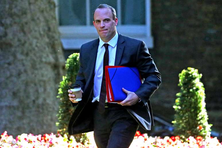 Dominic Raab chega a escritório em Londres
 13/9/2018   REUTERS/Hannah McKay 