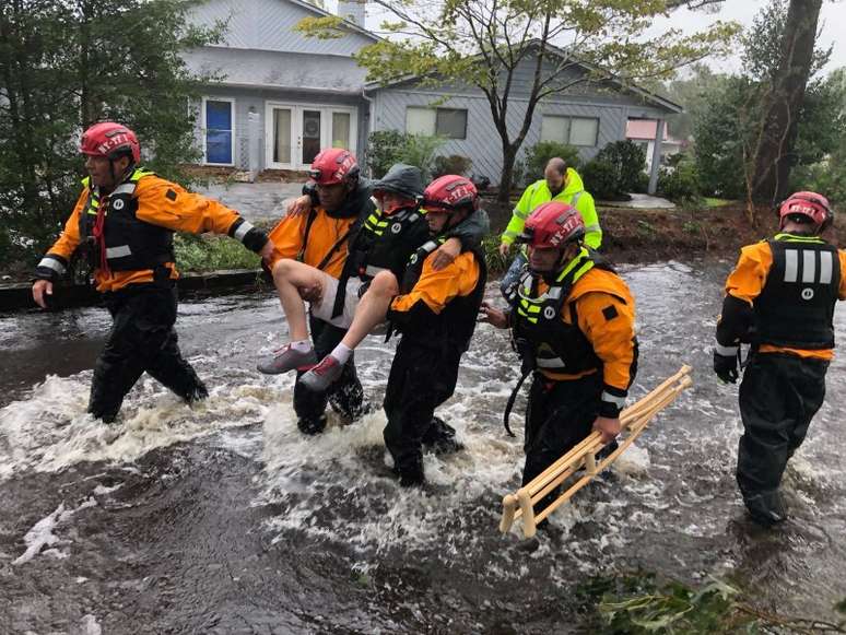 Equipes de resgate trabalham após passagem de furacão Florence em River Bend, Carolina do Norte 14/9/2018 REUTERS  