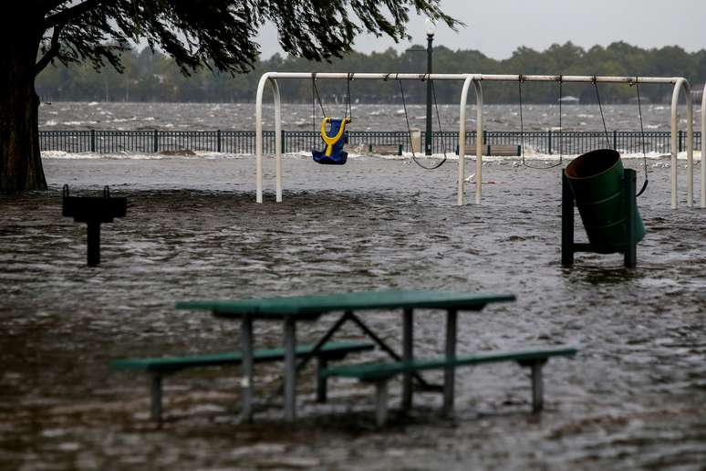 Parque inundado em consequência do furacão Florence em New Bern, na Carolina do Norte 13/09/2018