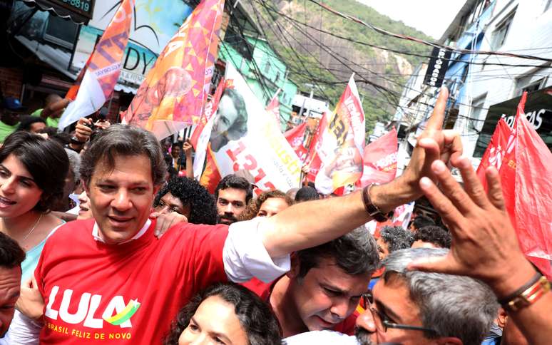 Fernando Haddad faz campanha na Rocinha, na Zona Sul do Rio de Janeiro