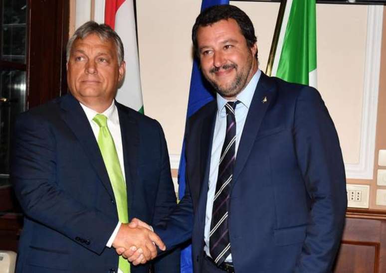 Viktor Orbán cumprimenta Matteo Salvini em Milão, em 28 de agosto de 2018
