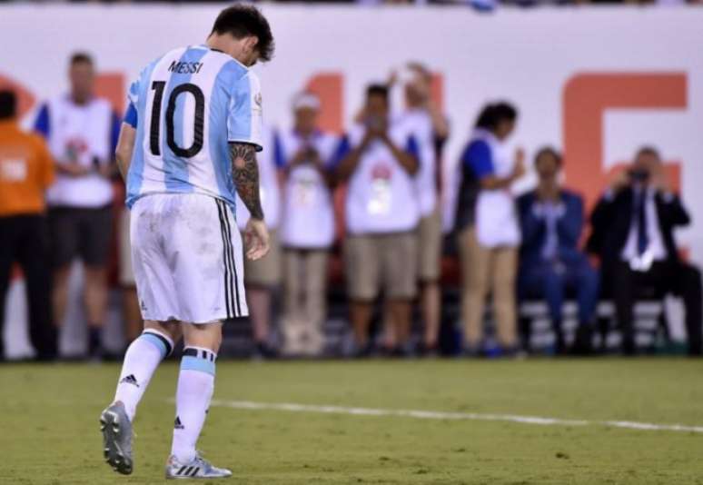 Messi não conseguiu controlar a decepção de perder o título (Foto: AFP)
