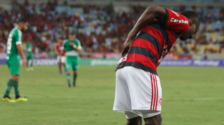 Momento em que Marlos sofreu pancada na última rodada do Brasileirão (Foto: Diego Maranhao/Photopress)