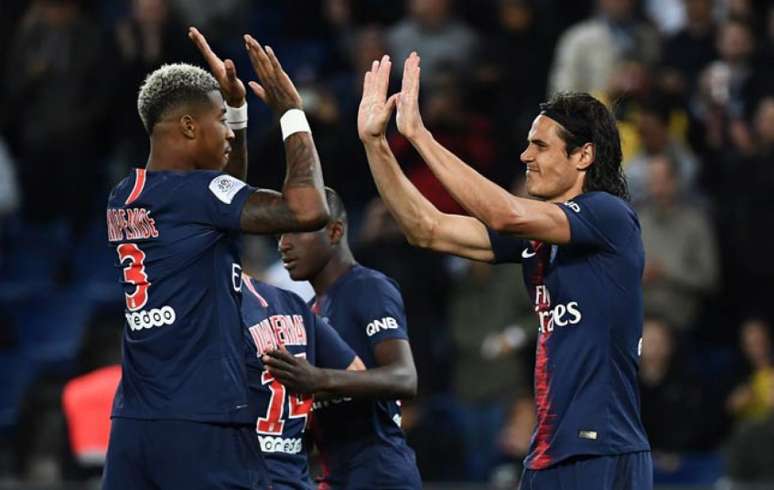 Cavani comemora o seu gol com o zagueiro Kimpembe (Foto: Anne-Christine Poujoulat / AFP)