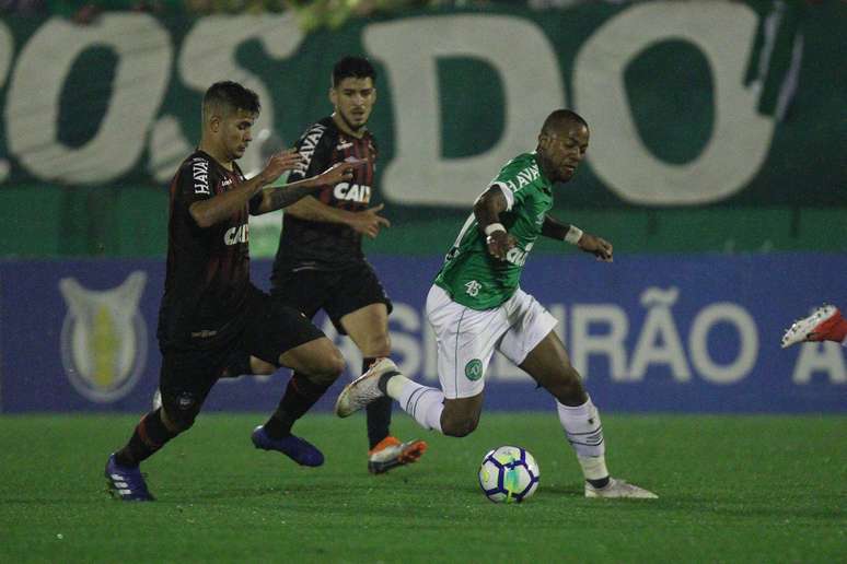 Victor Andrade (d), da Chapecoense, disputa lance com Bruno Guimarães, do Atlético Paranaense