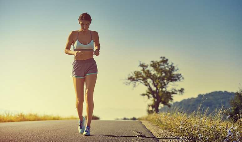 9. Corra no calor: correr gera muito calor, então, melhorar a termorregulação pode ser benéfico para a economia de corrida, e isso pode ser feito pelo treinamento em ambientes quentes. Pesquisa da Universidade de Oregon mostrou que a estratégia traz, de fato, benefícios. Eles testaram 20 ciclistas em uma sala a 39ºC e eles tiveram rendimento até 8% melhor do que ciclistas que fizeram o mesmo treinamento em uma sala mais fria. A aclimatação ao calor proporcionou aumento de VO2 máx., do limiar de lactato, aumentou o volume plasmático no sangue e a eficiência cardíaca. (