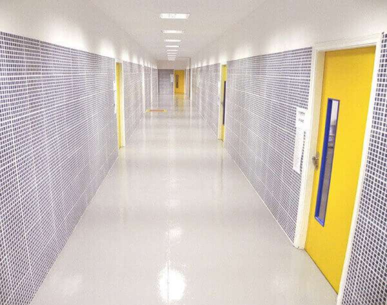 21- A parede de drywall no corredor de escola recebe diversos tipos de acabamentos e revestimentos. Fonte: Lilian Miliauskas