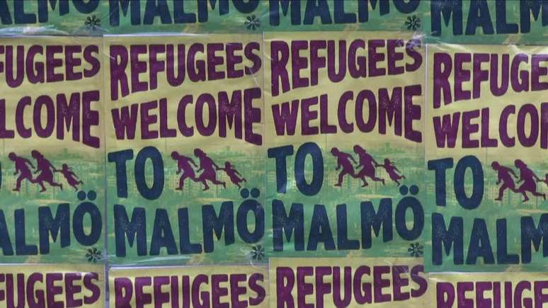 Cartazes s&atilde;o as boas vindas a refugiados na cidade de Malmo, na Su&eacute;cia: &Iacute;ndices de estupro no pa&iacute;s atingiram seu pico em 2014, antes da chegada da grande onda de refugiados