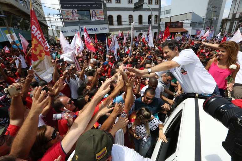 Candidato do PT à Presidência, Fernando Haddad, faz campanha em Vitória da Conquista (BA)